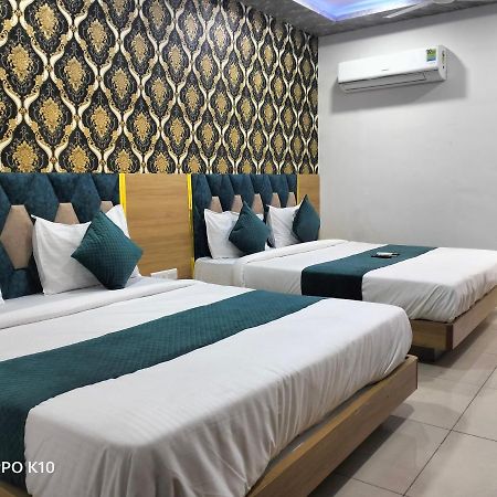 Hotel Rudra Palace Ānand Buitenkant foto