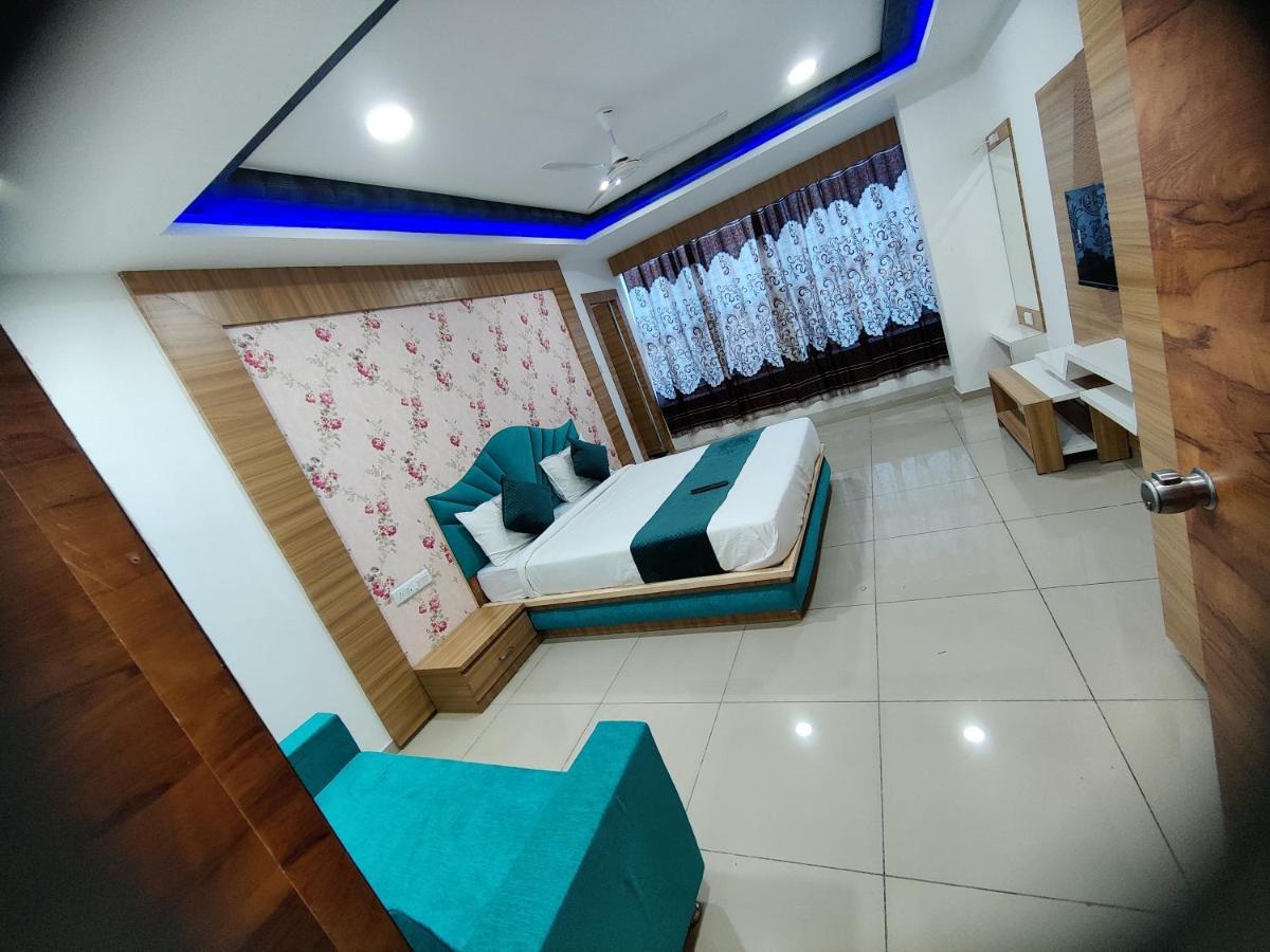 Hotel Rudra Palace Ānand Buitenkant foto