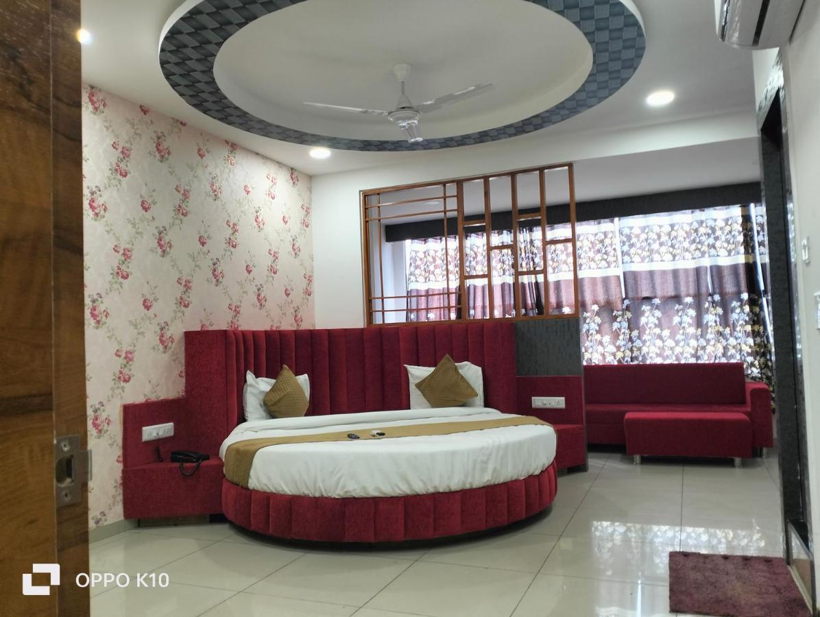 Hotel Rudra Palace Ānand Buitenkant foto