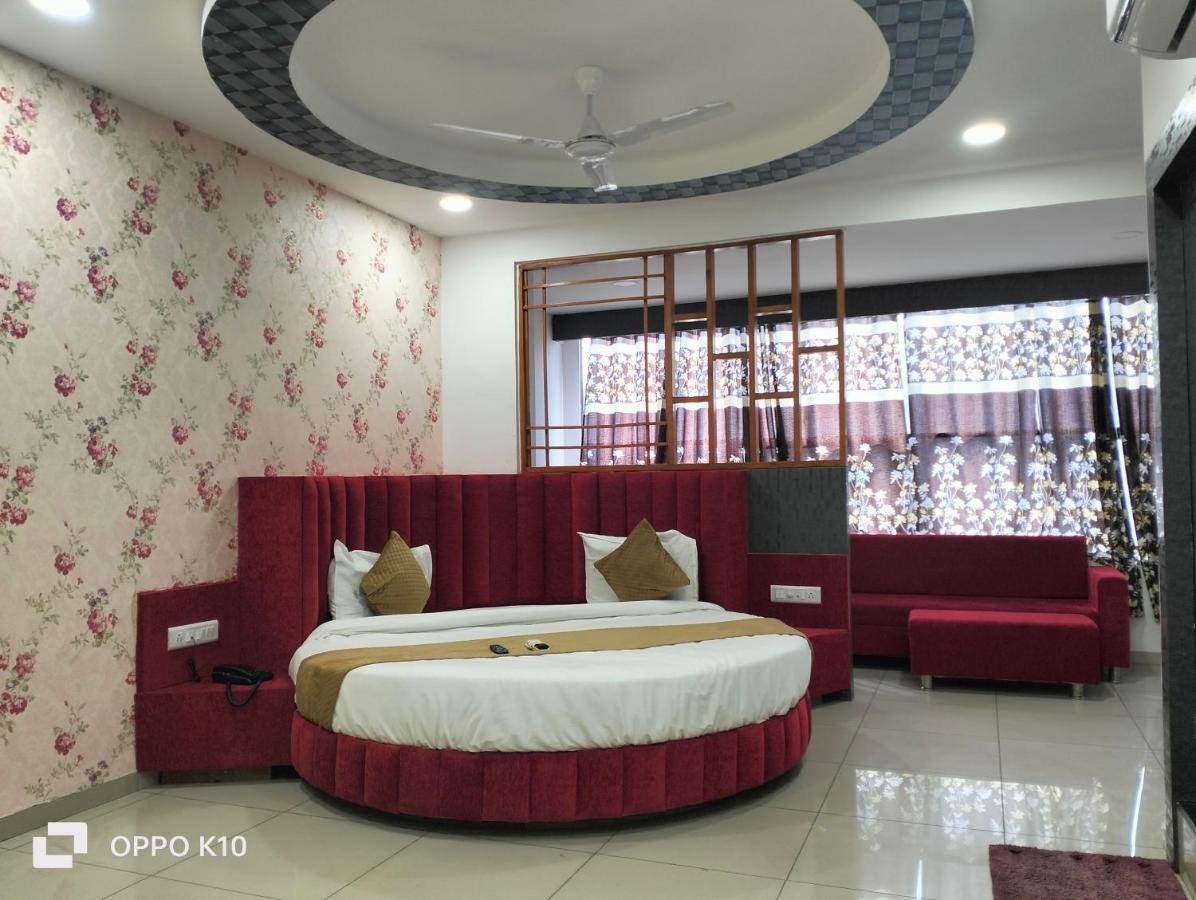 Hotel Rudra Palace Ānand Buitenkant foto